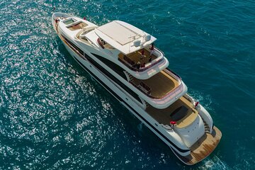 Dubai Harbour:Super Yacht Experience with Live station & Drinks