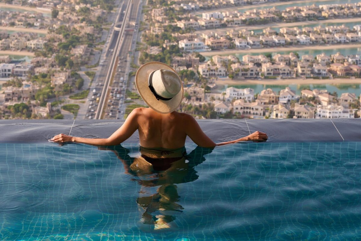 AURA SKYPOOL